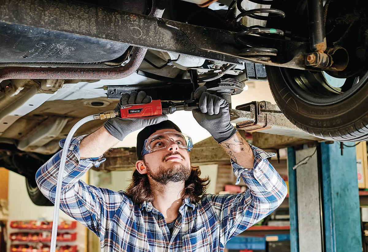 Απεικονίζεται άνδρας να χρησιμοποιεί την αεροκαστάνια σε αυτοκίνητο.